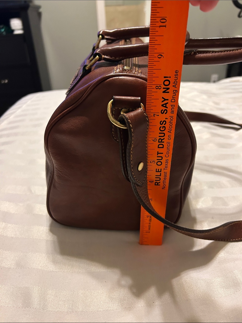 Vgt. Ralph Lauren satchel bag with removable strap and brass hardware. - Picture 6 of 10